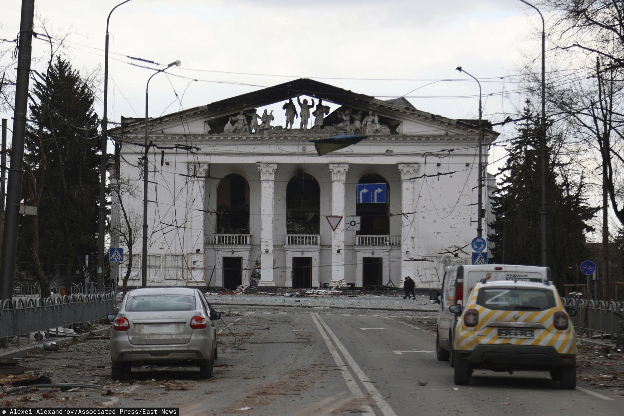 Teatr w Mariupolu zbombardowany przez Rosjan