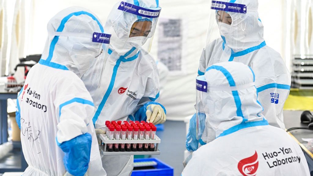 Naukowiec odnalazł wczesne sekwencje koronawirusa, które zostały w tajemniczy sposób usunięte