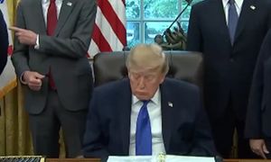 Trump zasnął w Białym Domu? Jest 10-sekundowe nagranie