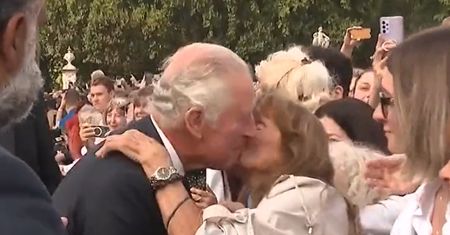 To ona pocałowała króla Karola. "Po prostu musiałam!"