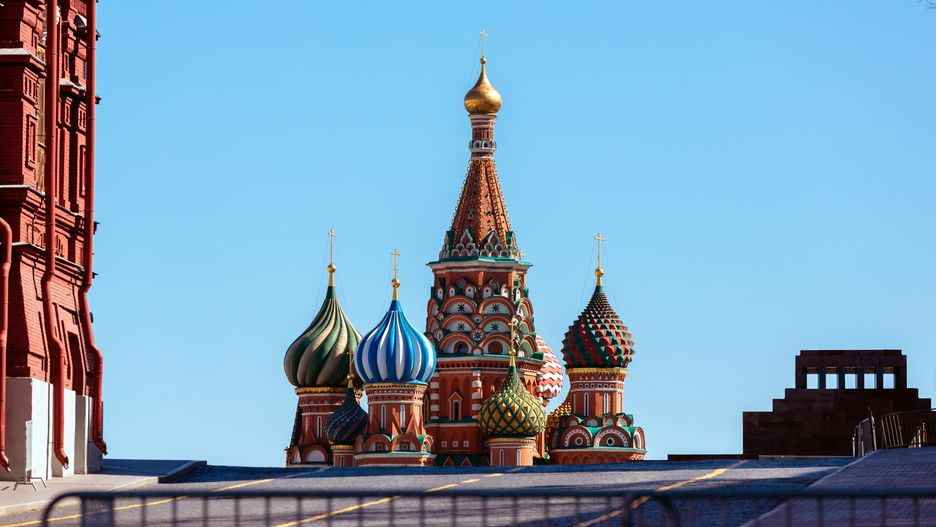Centrum Moskwy. Z jednego z placów poznikały europejskie flagi