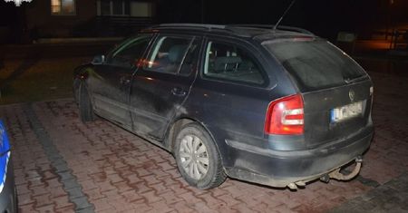 Potrącenie pieszego na parkingu. Mężczyzna z obrażeniami trafił do szpitala. Kto zawinił?