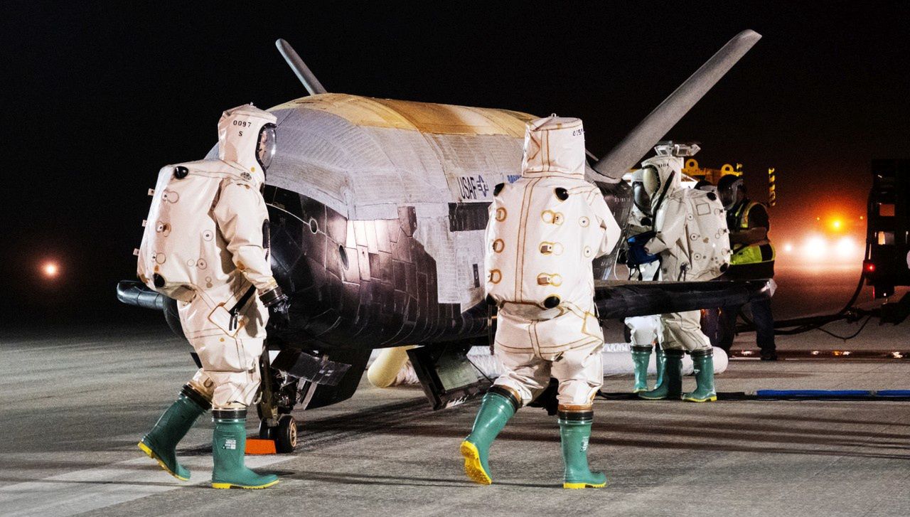 Technicy przy X-37B.