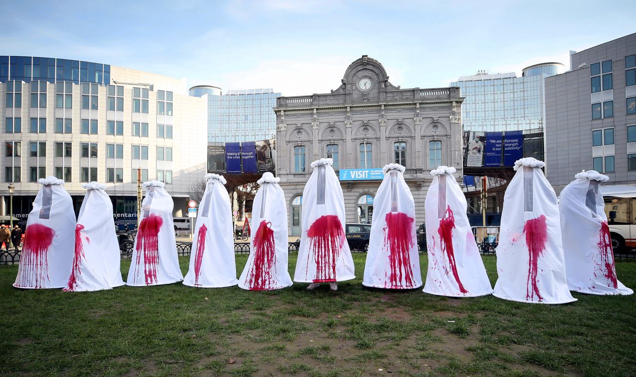 Mocny protest przed Europarlamentem. Kobiety stanęły w "zakrwawionych"sukniach