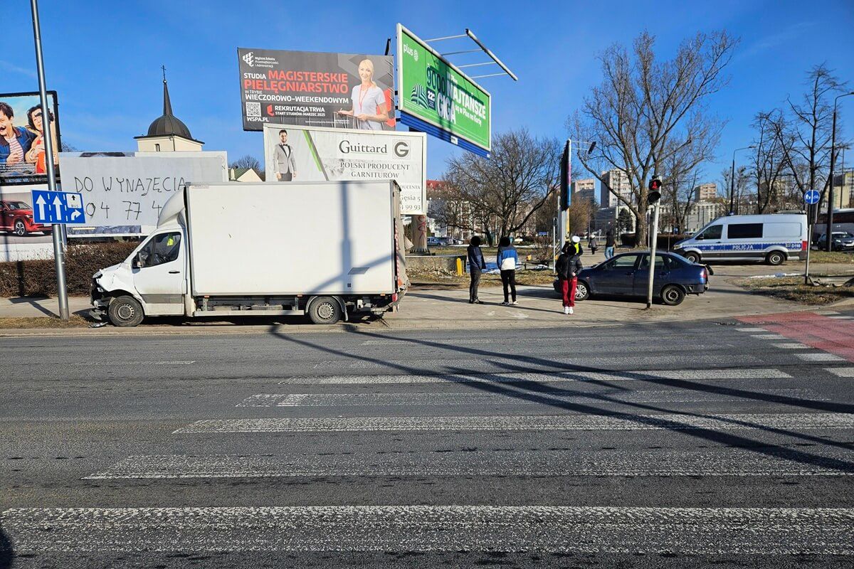 Dostawczy mercedes uderzył w tył seata na a. Tysiąclecia w Lublinie