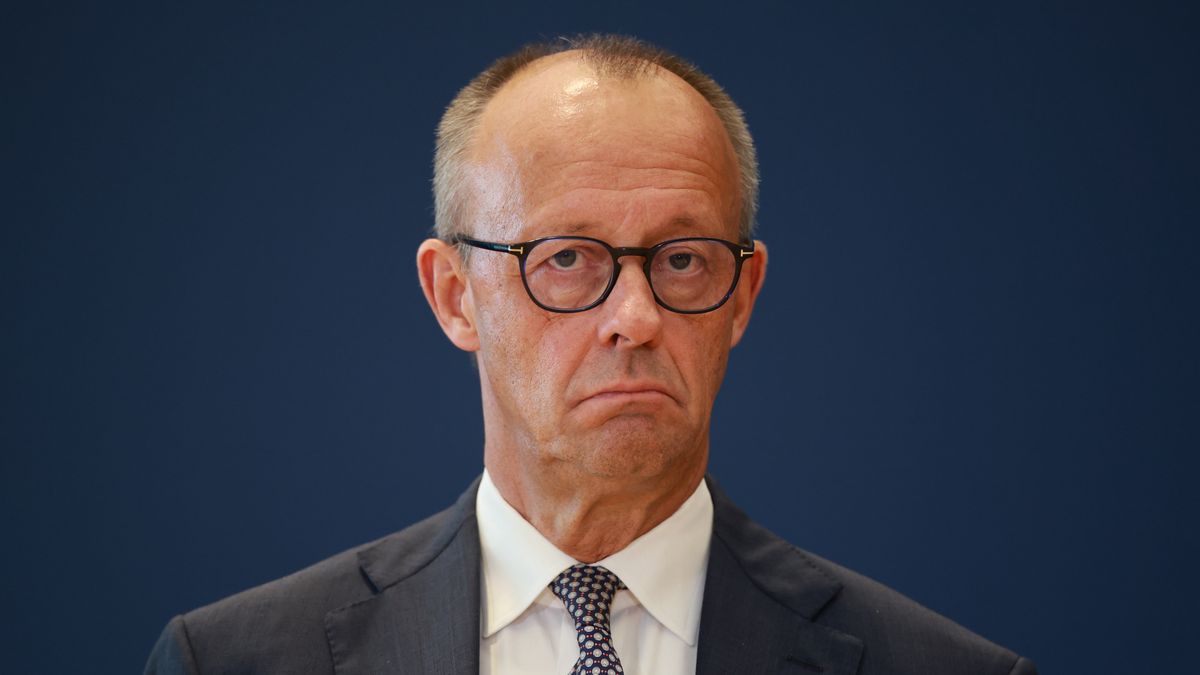 German Chancellor Friedrich Merz looks on during a ceremony at which German President Frank-Walter Steinmeier presented newly appointed German Labor Minister Alexander Schweitzer (both not pictured) with his certificate of appointment at the German president's official residence in Berlin, Germany, 13 October 2026. Schweitzer succeeds outgoing German Labor Minister Baerbel Bas. EPA/CLEMENS BILAN Dostawca: PAP/EPA.