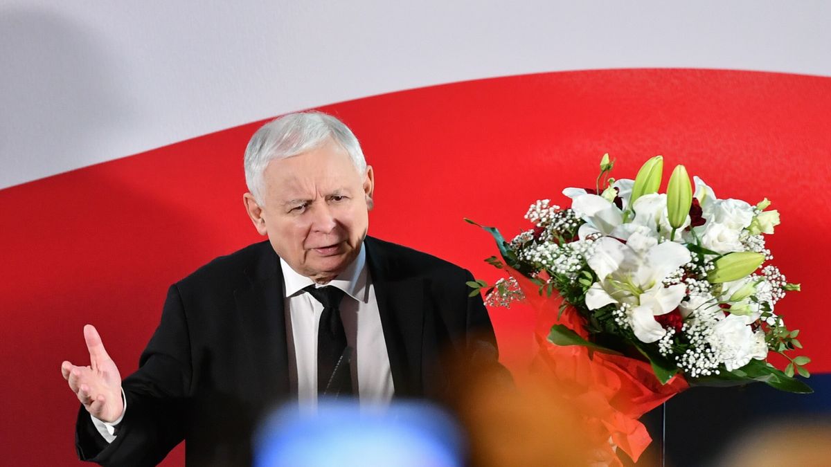 Puławy, 12.10.2022. Prezes Prawa i Sprawiedliwości Jarosław Kaczyński podczas spotkania z mieszkańcami miasta, 12 bm. w Weterynaryjnym Centrum Kształcenia Podyplomowego w Puławach. (jm) PAP/Wojtek Jargiło