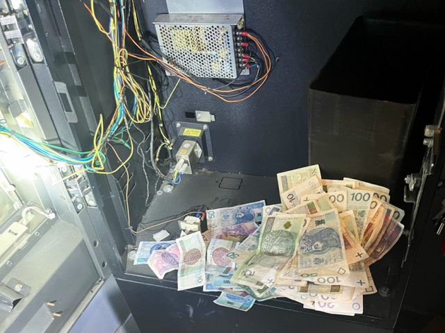 Ogromny pech poszukiwanego mężczyzny. Przyszedł do lokalu z automatami gdy służby przeprowadziły nalot