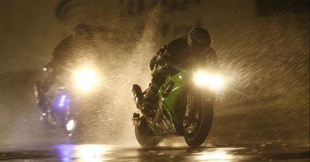 Jazda na mokro: bezpiecznie motocyklem w deszczu