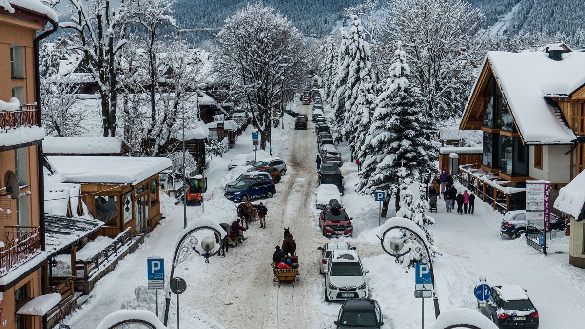 Winter strikes back in PolandZAKOPANE, POLAND - JANUARY 22: An aerial view of a horse carriage carrying tourists in the city center covered in snow in Zakopane, Poland on January 22, 2023. After unusually warm weather during the first 2 weeks of January 2023, heavy snowfalls have been happening all over Poland, with the South of Poland being under orange and yellow forecast alerts as up to 30 cm of snow could fall in the southern mountain region. (Photo by Omar Marques/Anadolu Agency via Getty Images)Anadolucold weather, snowfall, forecast, snow alert, winter season