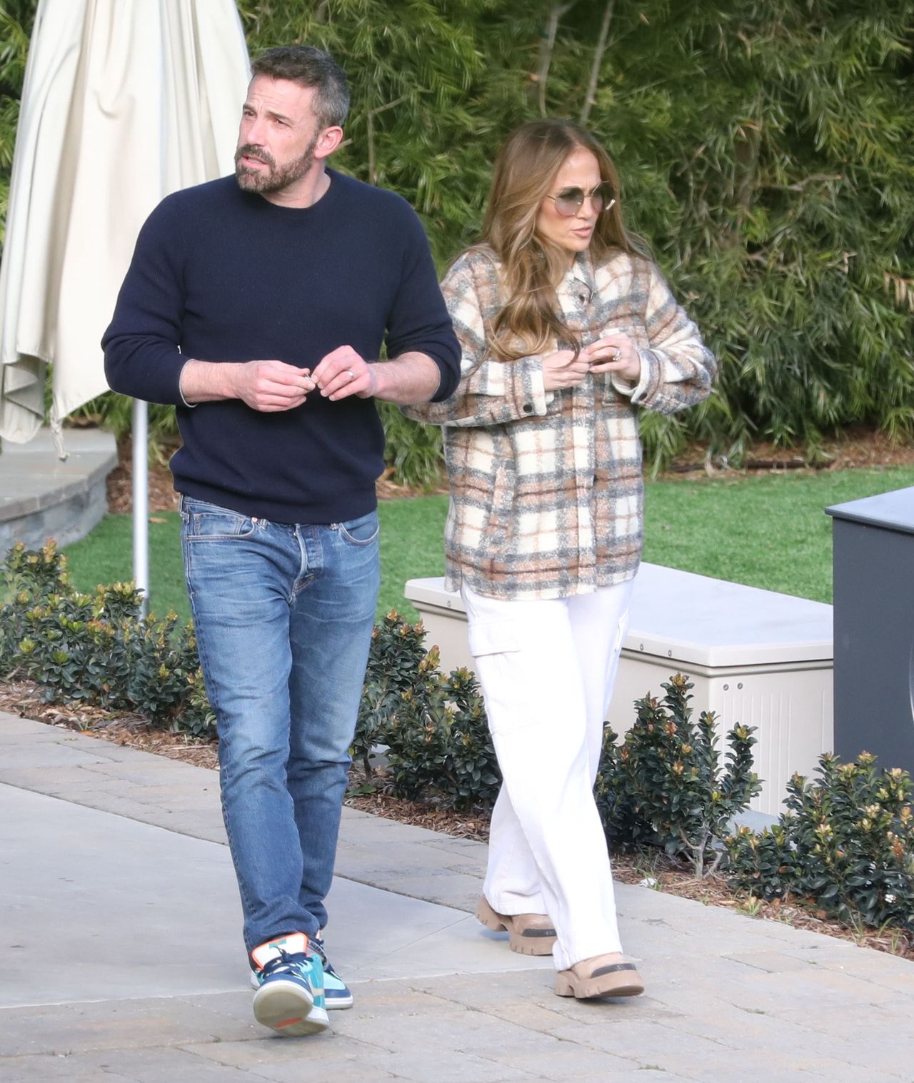 Jennifer Lopez załatwia sprawy w modnej kurtce w kratę