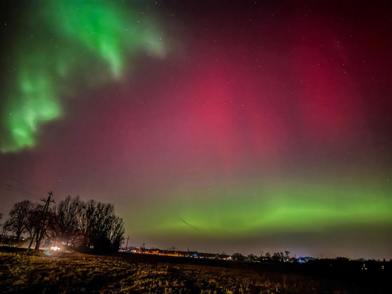 Zorza polarna nad Poznaniem – północne niebo rozświetlone w poniedziałkowy wieczór