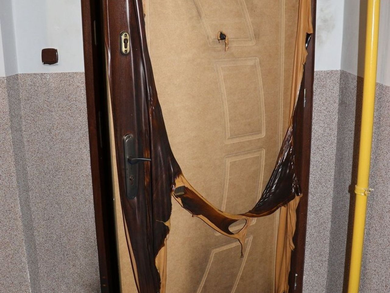 Brzeg: Oblali drzwi do mieszkania łatwopalną substancją i podłożyli ogień. W środku były trzy osoby