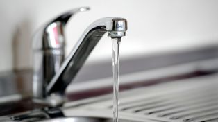 Poznań: Aquanet zapowiada brak wody. Nie będzie jej w kranach przez kilka godzin. "Prosimy o przygotowanie zapasów"