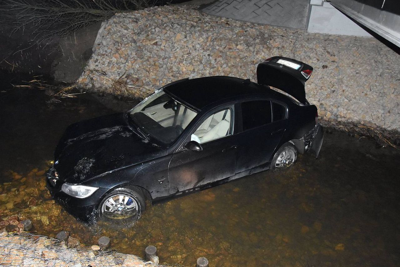 BMW wpadło do rzeki. 18-letni kierowca zabrany śmigłowcem LPR