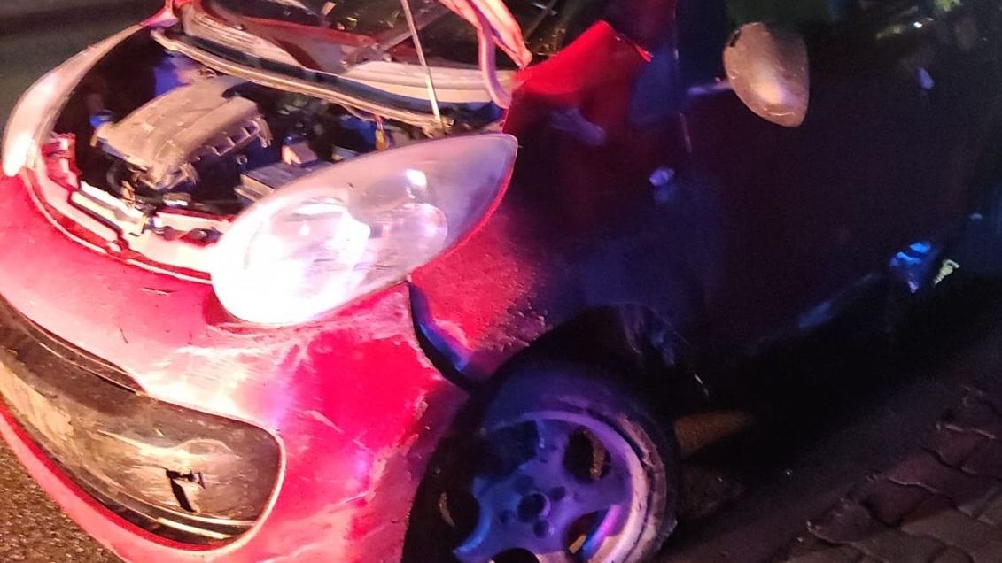 Rozbity Citroen, którym jechali nastolatkowie