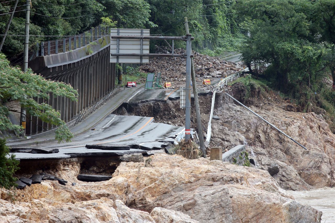 Japonia. Powodzie i lawiny błotne w południowej Japonii. Dziesiątki ofiar