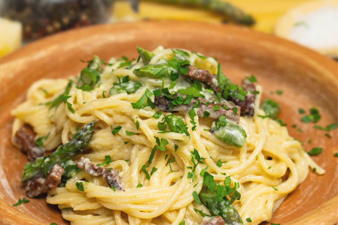 Zrób wiosenny obiad, któremu nikt się nie oprze. Taki makaron w mig zniknie z talerza