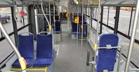 Brak empatii w autobusie. Dorośli nie zwrócili uwagi na mdlejącego nastolatka