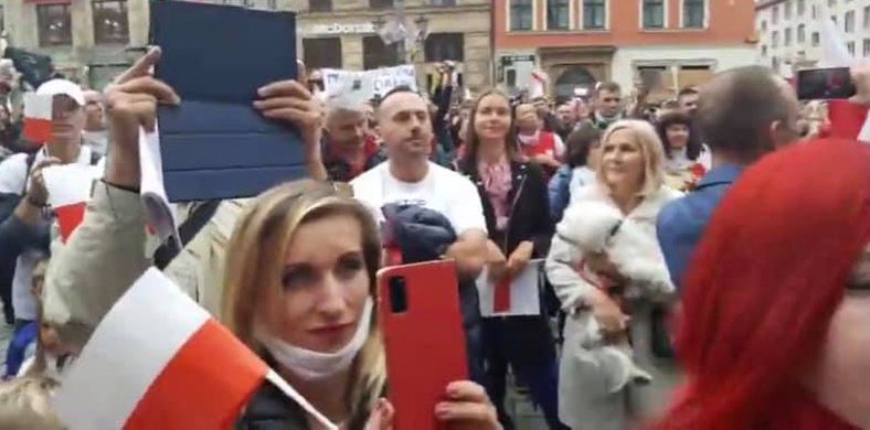Koronawirus w Polsce. Protest we Wrocławiu rozwiązany. Stanowcza reakcja prezydenta Jacka Sutryka