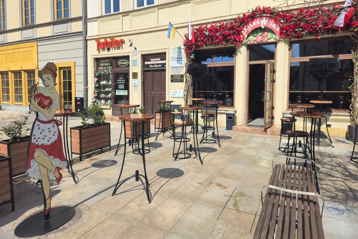 Ogródek gastronomiczny przed Pijaną Wiśnią
