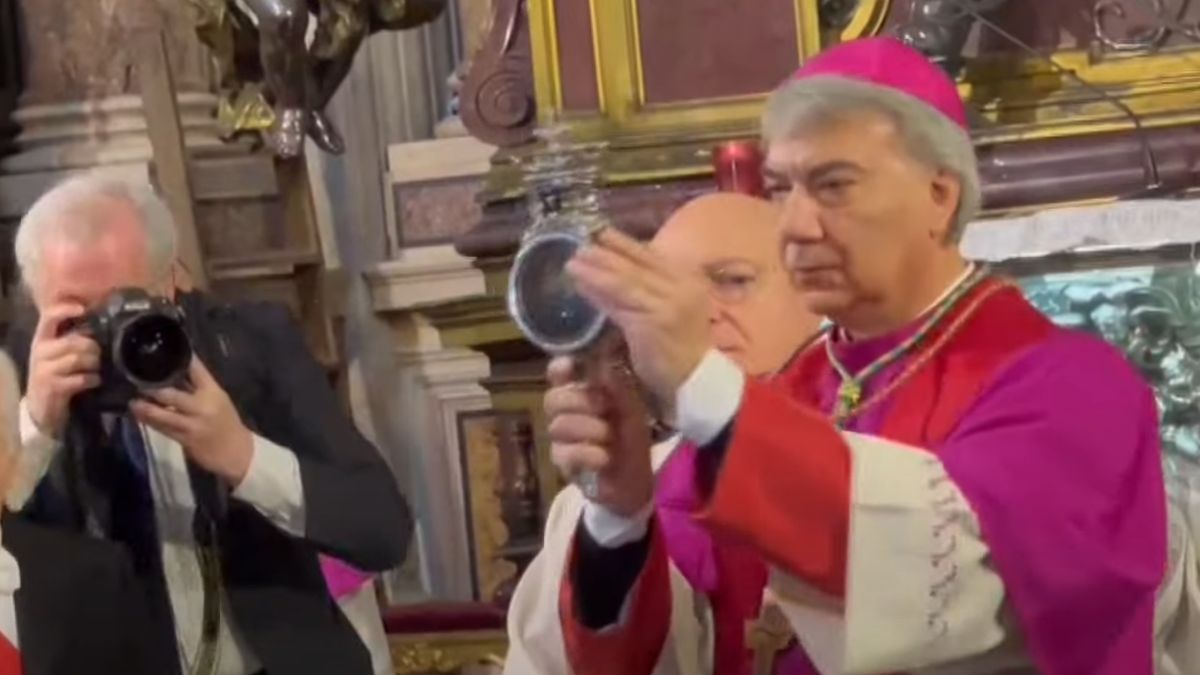 4 maja wierni zgromadzeni w bazylice św. Klary w Neapolu oklaskiwali cud św. Januarego.