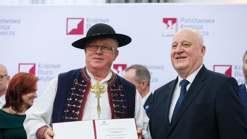 Warszawa, 27.10.2023. Przewodniczący PKW Sylwester Marciniak (P) i senator PiS Jan Hamerski (2L) podczas uroczystości wręczenia nowym senatorom Senatu XI kadencji zaświadczeń o wyborze, 27 bm. w Senacie w Warszawie. (sko) PAP/Paweł Supernak