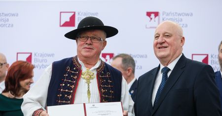 Już pierwszego dnia się wyróżnił. Wszyscy patrzyli na senatora z PiS
