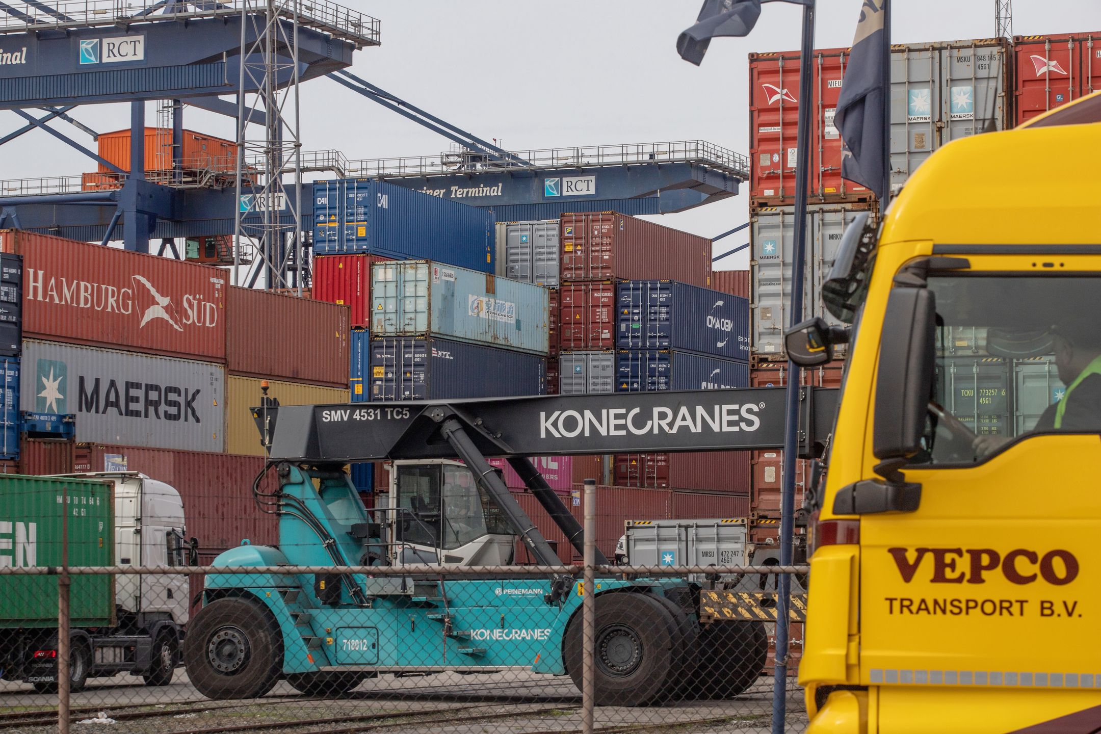 Na zdjęciu port w Rotterdamie. Widać góry kontenerów