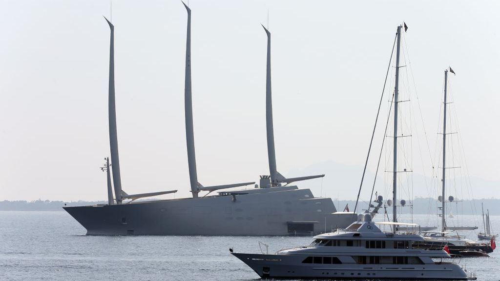 Jacht A to osiem pięter, podwodny pokład obserwacyjny i maszty wysokie na ponad 90 metrów