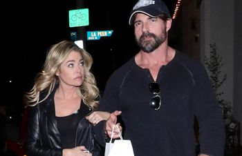 Płakała w sądzie. Denise Richards oskarża męża o przemoc