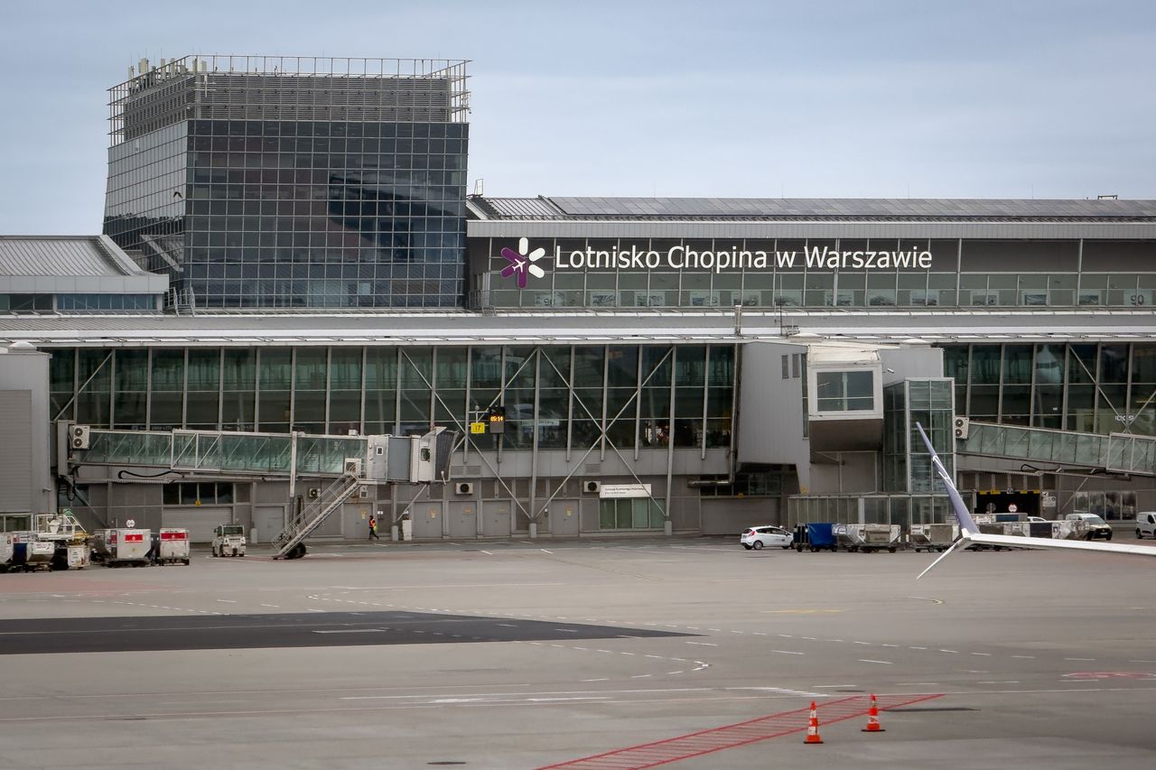 Tłumy na Lotnisku Chopina. Rekord ma "ciemną stronę"
