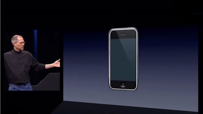 Steve Jobs podczas prezentacji pierwszego iPhone'a