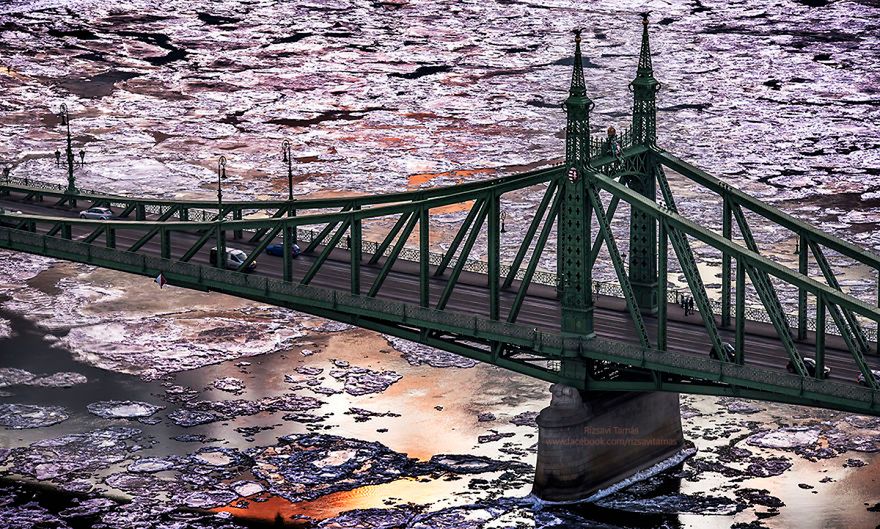 Dunaj zamarzł pierwszy raz od 5 lat. Na zdjęciach Tamasa Rizsavi wygląda zjawiskowo 12