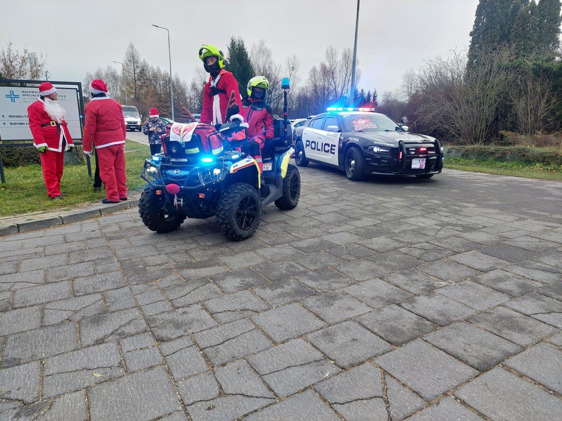 Którzy przyjechali pod szpital przeróżnymi pojazdami.