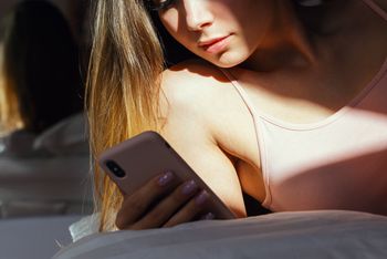 Rzadko zmieniasz zdjęcie profilowe? Psycholog mówi, co za tym stoi