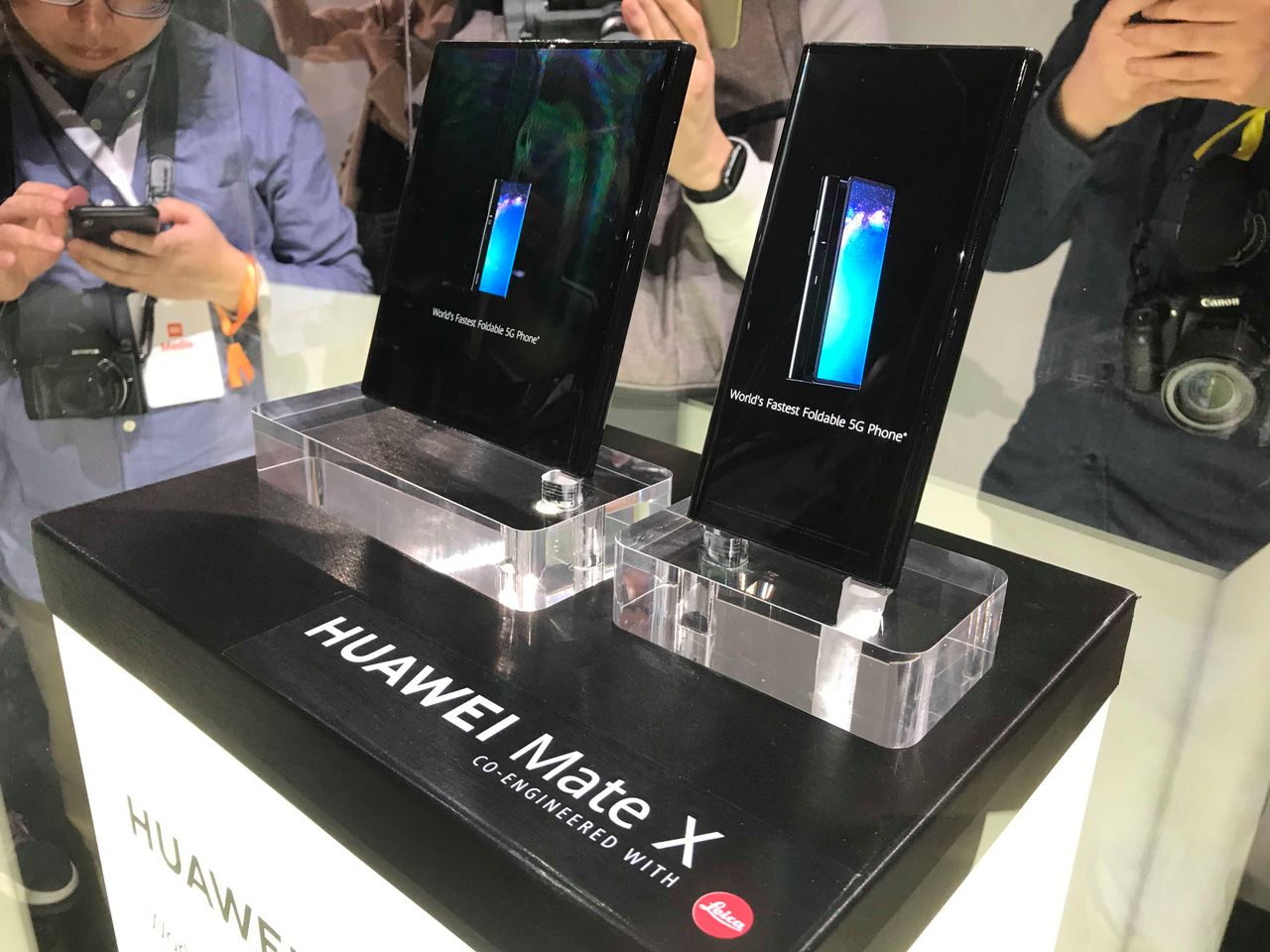 Huawei Mate X. Mamy film z rozkładanym smartfonem [MWC 2019]