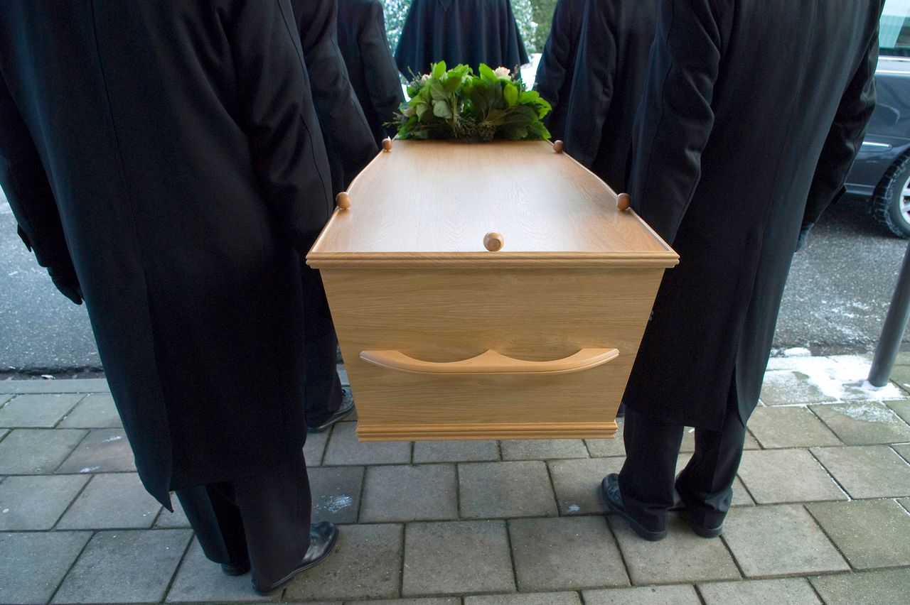 Policjanci na pogrzebie chcieli odblokować smartfon zmarłego jego palcem