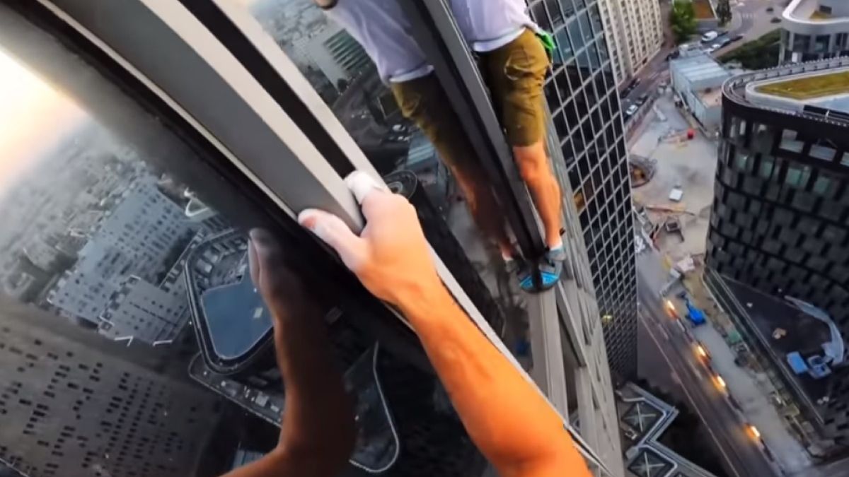 Marcin Banot i Leo Urban wspięli się po 190-metrowym wieżowcu. Fani mogli śledzić wszystko na żywo 