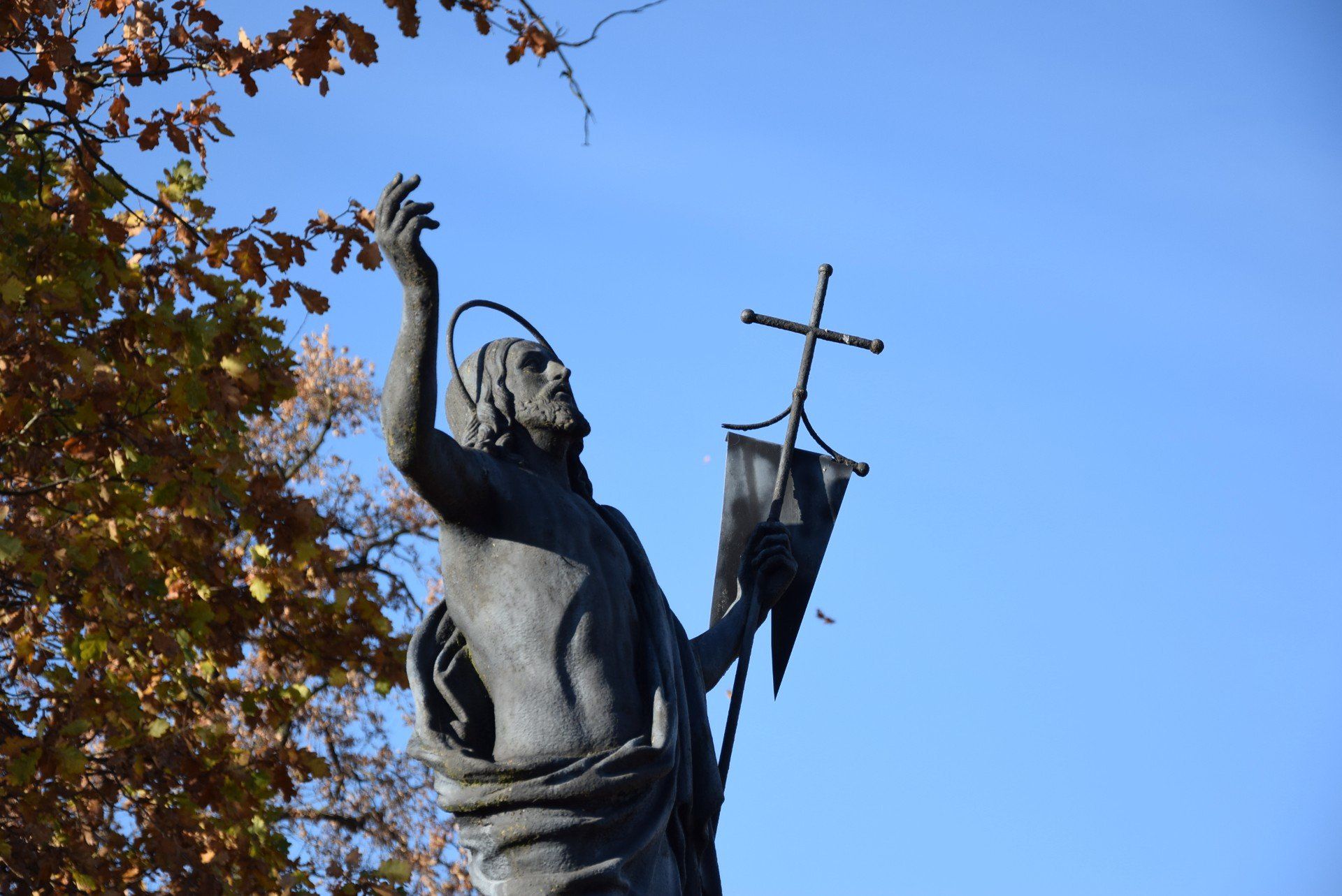 Cmentarz Parafialny w Krzeszowicach został założony w pierwszej połowie XIX wieku