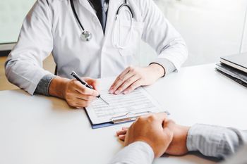 ZUS podnosi pensje kadry medycznej. Tyle teraz będą zarabiać lekarze