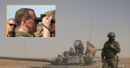Miedwiediew pojechał do żołnierzy. Internauci szybko wyłapali ten szczegół