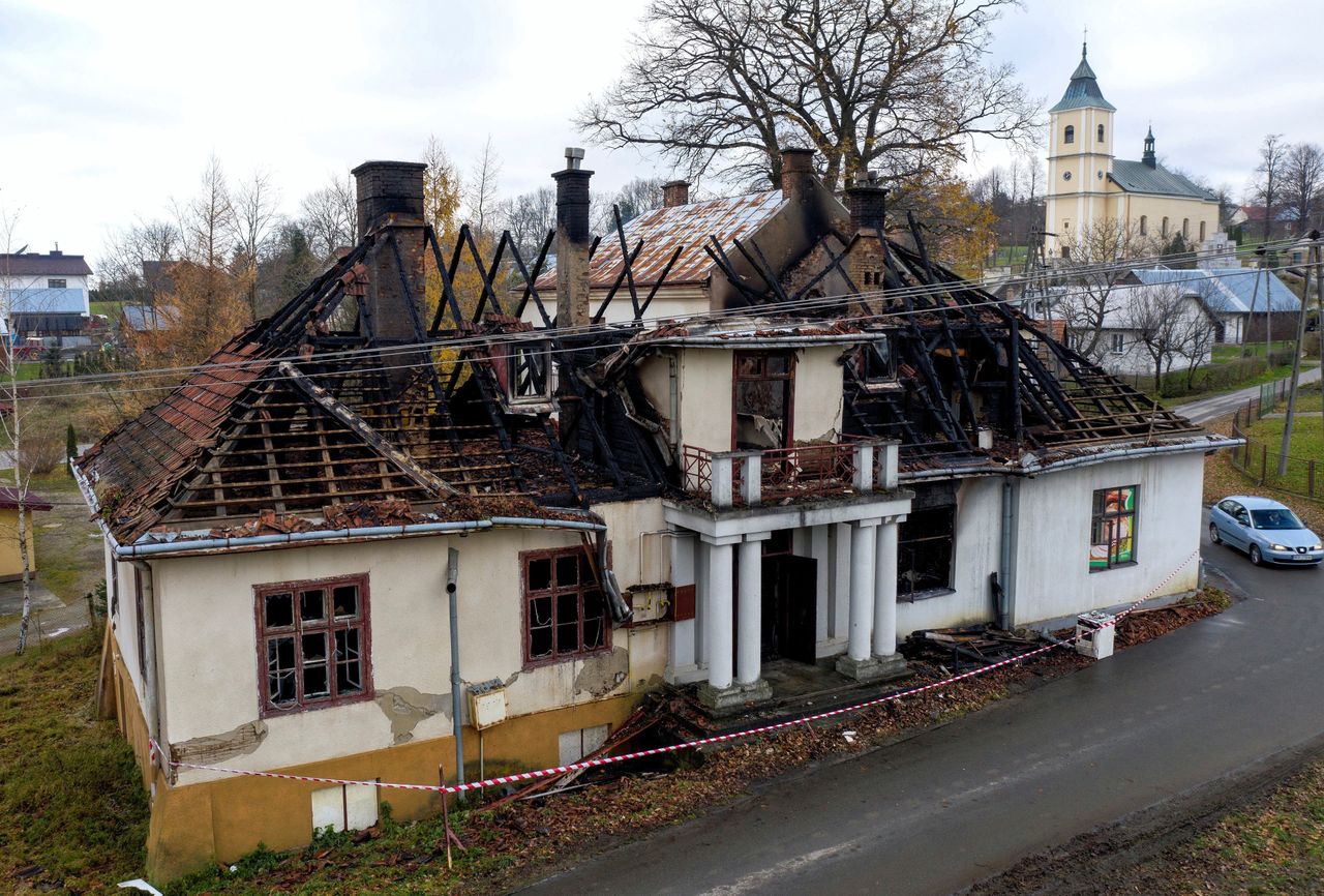 Gdy strażacy przyjechali na miejsce, część dachu opuszczonego dworku już płonęła