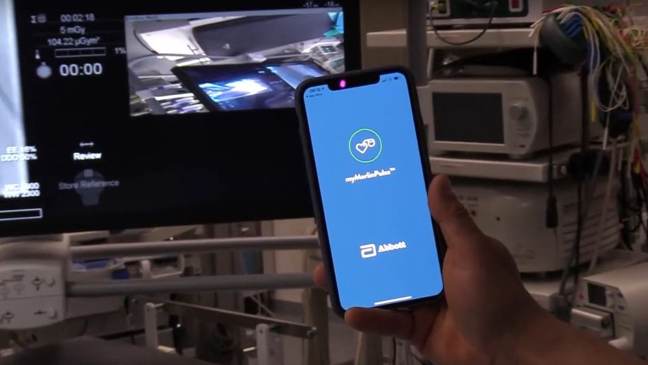 Defibrylator, który łączy się ze smartfonem.