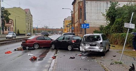BMW wpadło w poślizg. Uderzyło w trzy auta i pieszego