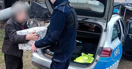 Wzruszający gest policjanta. "W oku 78-latka zakręciła się łza"