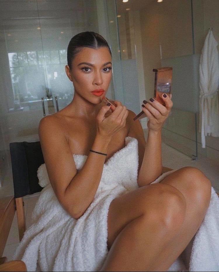 Kourtney Kardashian kusi w stroju seksownej pomocnicy Świętego Mikołaja