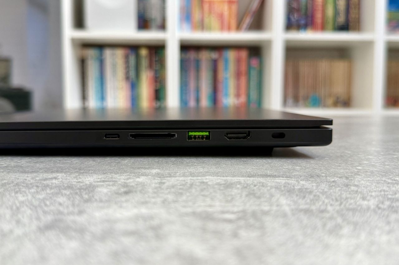 Razer Blade 16 (2026) - złącza po prawej 