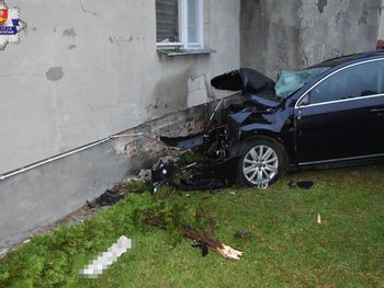 Volkswagen z  impetem wjechał w dom. 23-letni kierowca był pijany