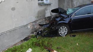 Volkswagen z  impetem wjechał w dom. 23-letni kierowca był pijany